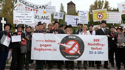 Dagegen, Dagegen! Fluglärminitiativen wehren sich gegen den Krach.