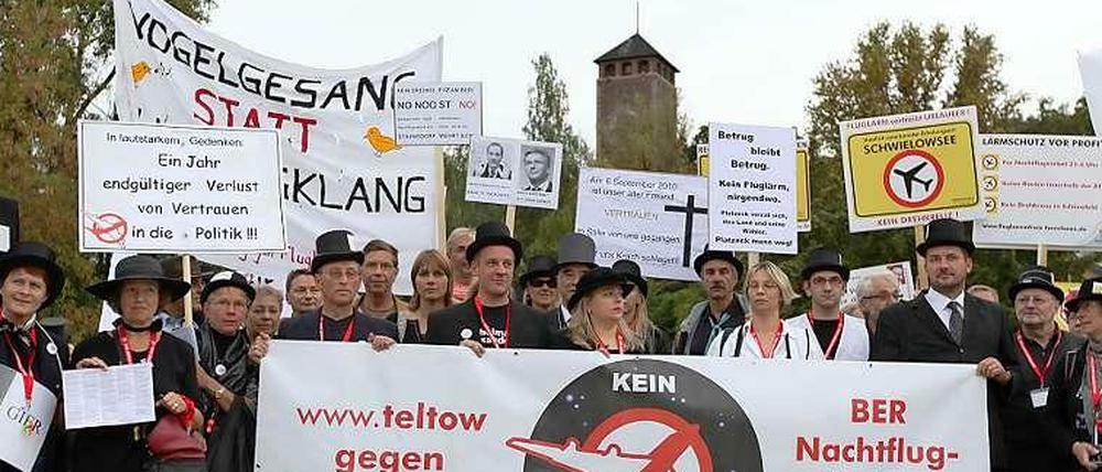 Dagegen, Dagegen! Fluglärminitiativen wehren sich gegen den Krach.