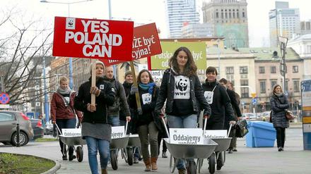 Weg mit der Kohle: Aktivisten des World Wildlife Fund (WWF) protestieren in Warschau für den Ausbau erneuerbarer Energien.