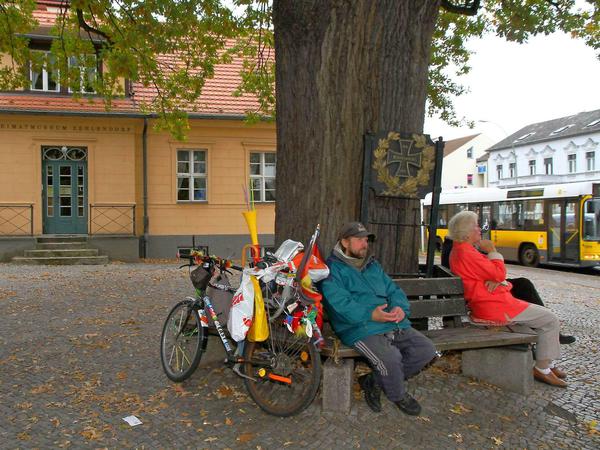 Vor ihm der ewige Stau, das Hupen der Autos, die dahineilenden Menschen. Er sitzt den Tag ab und wartet auf den nächsten.