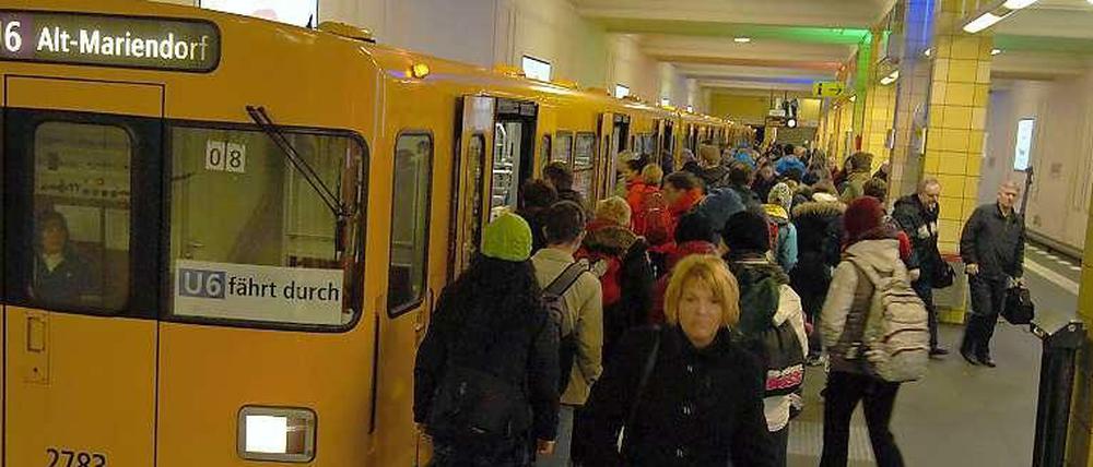 Da ist sie ja wieder, die U6. Man beachte das Schild in der Scheibe - da steht die frohe Botschaft.