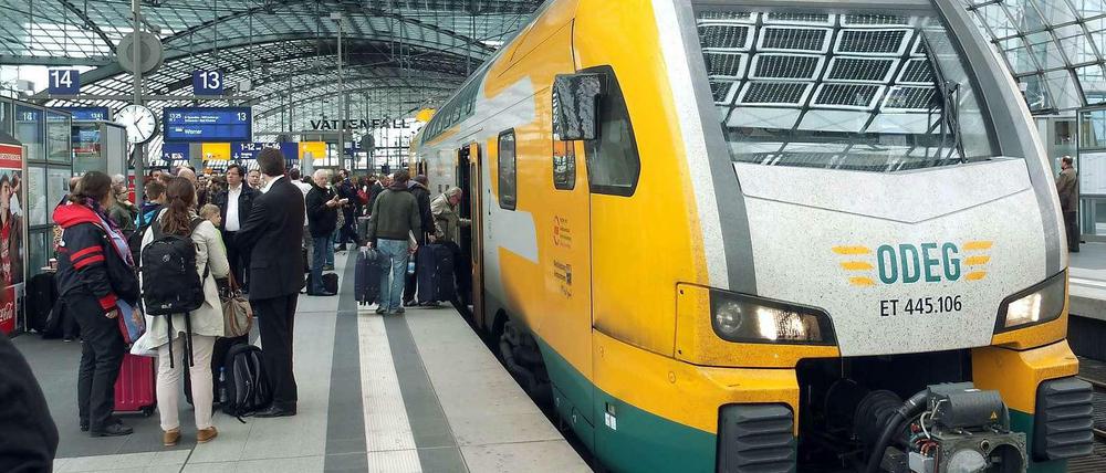Das kostet. Wer die Gleise benutzt - wie hier etwa die Odeg im Berliner Hauptbahnhof - , muss Geld zahlen an die Bahn.