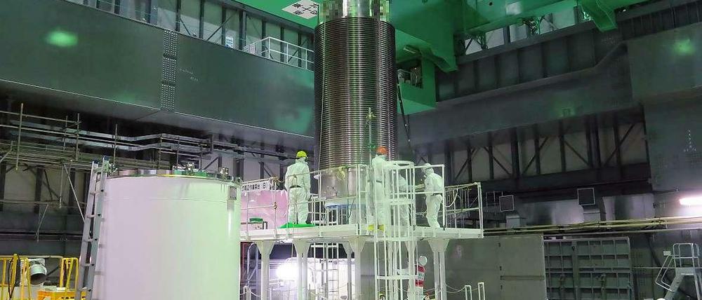 Fast drei Jahre nach Beginn der Atomkatastrophe in Fukushima beginnen die Reparaturtrupps mit der Bergung von Brennstäben aus einem Abklingbecken.