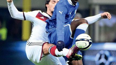 Hoch das Bein. Deutschlands Verteidiger und Torschütze Mats Hummels (links) im Duell mit Italiens Stürmer Mario Balotelli. Foto: AFP