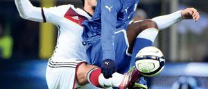 Hoch das Bein. Deutschlands Verteidiger und Torschütze Mats Hummels (links) im Duell mit Italiens Stürmer Mario Balotelli. Foto: AFP