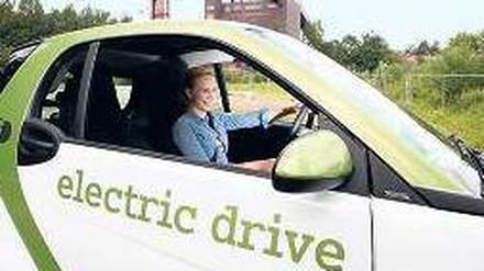Der Smart Electric Drive fährt durch die Landschaft.