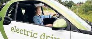 Der Smart Electric Drive fährt durch die Landschaft.
