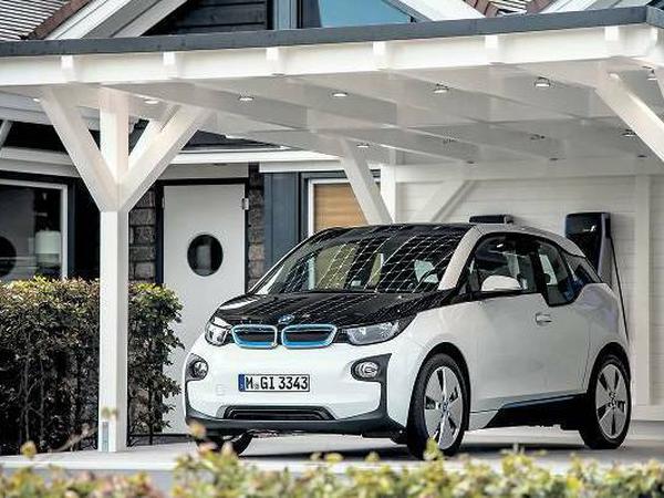 Das Elektroauto i3 von BMW steht unter einem Carport. 