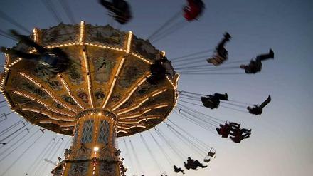 Kettenkarussell auf dem Weihnachtsmarkt am Alexanderplatz. Jetzt können die Besucher den Spaß noch genießen. Doch die klassischen Volksfeste bringen den deutschen Schaustellern kaum noch genug Geld.