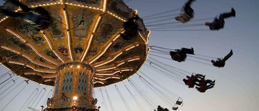 Kettenkarussell auf dem Weihnachtsmarkt am Alexanderplatz. Jetzt können die Besucher den Spaß noch genießen. Doch die klassischen Volksfeste bringen den deutschen Schaustellern kaum noch genug Geld.