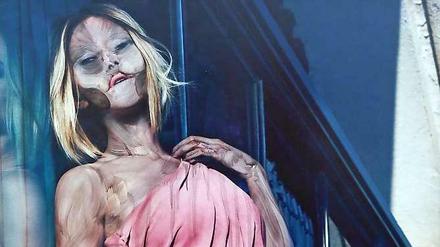 Vermibus: Wave - eine verzerrte Kate Moss im rosa Kleid.