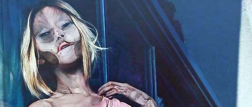 Vermibus: Wave - eine verzerrte Kate Moss im rosa Kleid.
