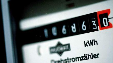 Auf einem schwarz-weißen Drehstromzähler ist der Stromverbrauch eines Haushalts abzulesen. 