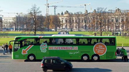 Ein grüner Bus des Betreibers MeinFernbus hält am Lustgarten in Berlin.