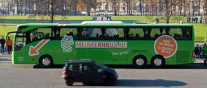 Ein grüner Bus des Betreibers MeinFernbus hält am Lustgarten in Berlin.