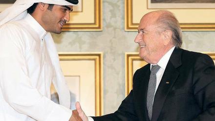 Hand drauf. Die Fußball-WM kommt 2022 nach Katar. Wie viele andere Sportfunktionäre besuchte Fifa-Präsident Joseph Blatter zuletzt den Wüstenstaat. 