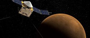 Marssonde. Die Maven-Mission soll aufklären, wie die obere Atmosphäre des Planeten beschaffen ist und warum er in den vergangenen Jahrmillionen so viel Gas verloren hat. 