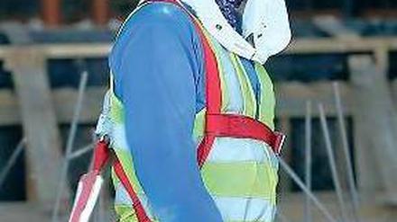 Machtlos. Ausländische Hilfskräfte in Katar sind verpflichtet, ihren Arbeitgeber zu benachrichtigen, wenn sie den Job wechseln oder das Land verlassen wollen. Häufig werden auch die Pässe der Arbeiter einbehalten. Foto: Karim Jaafar/AFP