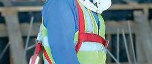 Machtlos. Ausländische Hilfskräfte in Katar sind verpflichtet, ihren Arbeitgeber zu benachrichtigen, wenn sie den Job wechseln oder das Land verlassen wollen. Häufig werden auch die Pässe der Arbeiter einbehalten. Foto: Karim Jaafar/AFP