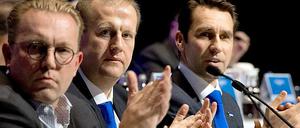 Applaus? Herthas Verbindlichkeiten sind im vergangenen Geschäftsjahr reduziert worden. Dies teilte Finanzchef Ingo Schiller (Mitte) den Mitgliedern am Montagabend mit.