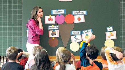 Anschaulich. Durch intensiven Kontakt zur neuen Sprache wird intuitiv gelernt. 
