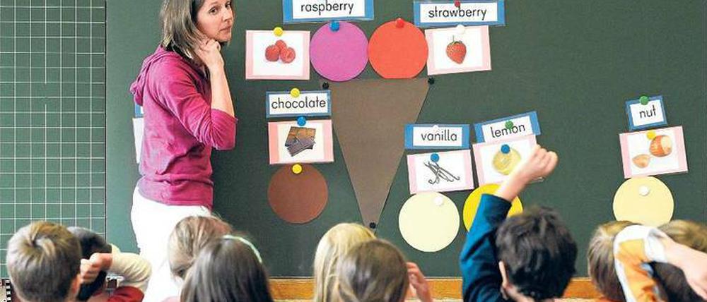 Anschaulich. Durch intensiven Kontakt zur neuen Sprache wird intuitiv gelernt. 