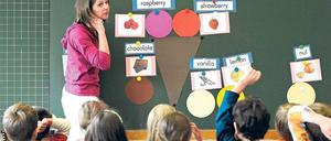 Anschaulich. Durch intensiven Kontakt zur neuen Sprache wird intuitiv gelernt.