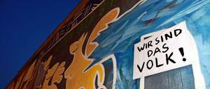 Das wollte er wohl nicht so gern hören. Weder während der Endphase der DDR, noch während des Protestes gegen den Teilabriss der East-Side-Gallery.
