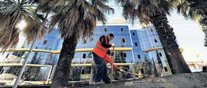 Höher, schneller, größer. Für die Spiele von Sotschi wurde der Skiort Rosa Khutor in Rekordzeit in die Bergwelt gestemmt (links). Auch sonst sind Superlative gerade gut genug: Die olympische Fackel durfte einen Ausflug ins Weltall unternehmen. Foto: Reuters