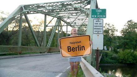Regisseurin Anke Schiemann führt durch den Film – das Hauptstadtschild hat sie immer dabei. Das East Berlin in Pennsylvania ist eine der ältesten Kopien. Es wurde bereits 1764 gegründet.