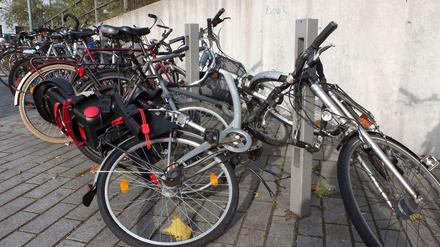 Rund um den Bahnhof sind einzelne Gruppen von 10 bis 20 Ständern verstreut. Teilweise können Autofahrer näher am Eingang parken als Radler. 