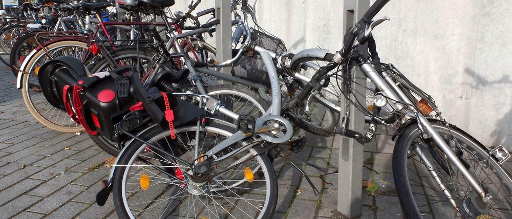 Rund um den Bahnhof sind einzelne Gruppen von 10 bis 20 Ständern verstreut. Teilweise können Autofahrer näher am Eingang parken als Radler.