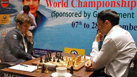 Der 22-jährige Carlsen (l.) beim Match.