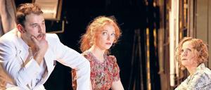 Die neue Zeit. Taner Sahintürk, Marleen Lohse und Ruth Reinecke in Nurkan Erpulats Tschechow-Version.