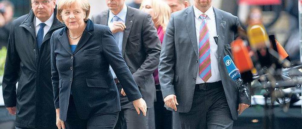 Leise Chefin. Bundeskanzlerin Angela Merkel wollte die Einlassungen ihrer Kollegen nicht kommentieren. Sie wünschte lediglich einen „Guten Morgen“.Foto: Maurizio Gambarini/dpa