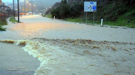 Kein Durchkommen: bei Nuoro auf Sardinien waren am Montagabend die Straßen überschwemmt. 