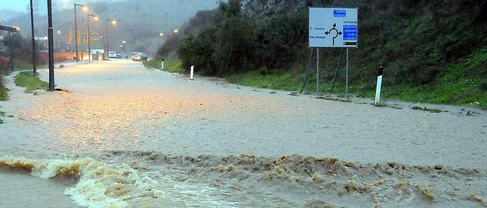 Kein Durchkommen: bei Nuoro auf Sardinien waren am Montagabend die Straßen überschwemmt. 