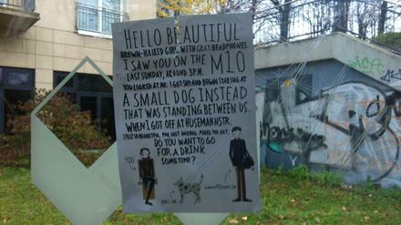 Romantisches Zeichen. An Stationen der M 10 hing dieses Plakat.