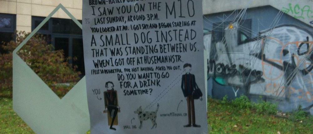 Romantisches Zeichen. An Stationen der M 10 hing dieses Plakat.