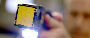 Ein Taser in der Hand eines Polizisten. 