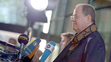 Peer Steinbrück vor Mikrofonen