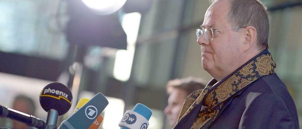 Peer Steinbrück vor Mikrofonen