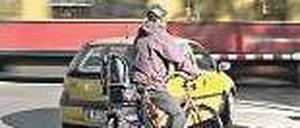 Am Zug. Bei der S-Bahn gibt es mehrere beschrankte Übergänge. In Tegel wurde jetzt mal kontrolliert, ob sich alle ans Stoppen halten.