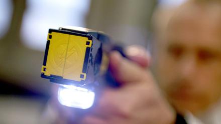 Ein sogenannter Taser wird am 18.11.2013 auf dem Gelände der Landespolizeischule in Berlin im Rahmen einer Sitzung des Innenausschusses des Berliner Abgeordnetenhauses präsentiert. 