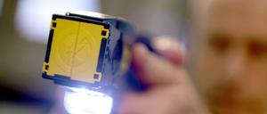 Ein sogenannter Taser wird am 18.11.2013 auf dem Gelände der Landespolizeischule in Berlin im Rahmen einer Sitzung des Innenausschusses des Berliner Abgeordnetenhauses präsentiert. 