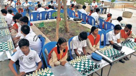 Ziehen als Volkssport. Während der WM werden indische Schulkinder nach draußen geschickt, um das Schachspielen zu bewerben. Dabei ist Indien schon jetzt die Nation mit den weltweit meisten professionellen Schachspielern. Foto: Reuters