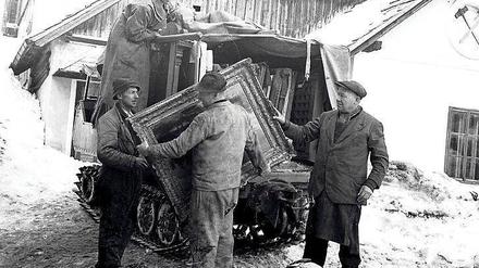 Obacht, ein Vermeer. Entladen von Kunstwerken in Altaussee (undatiert). Foto: dpa