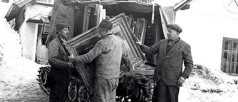 Obacht, ein Vermeer. Entladen von Kunstwerken in Altaussee (undatiert). Foto: dpa