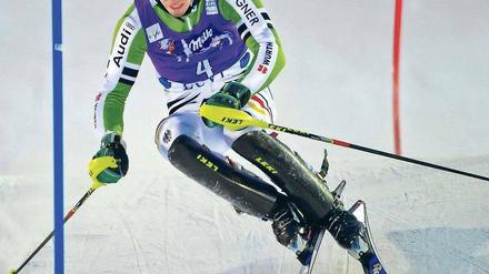 Instabile Seitenlage. Felix Neureuther rettete sich in Levi durch einen Salto zwar vor dem Ausscheiden, dafür rutschte er von Rang zwei auf Platz 27 zurück. Foto: dpa
