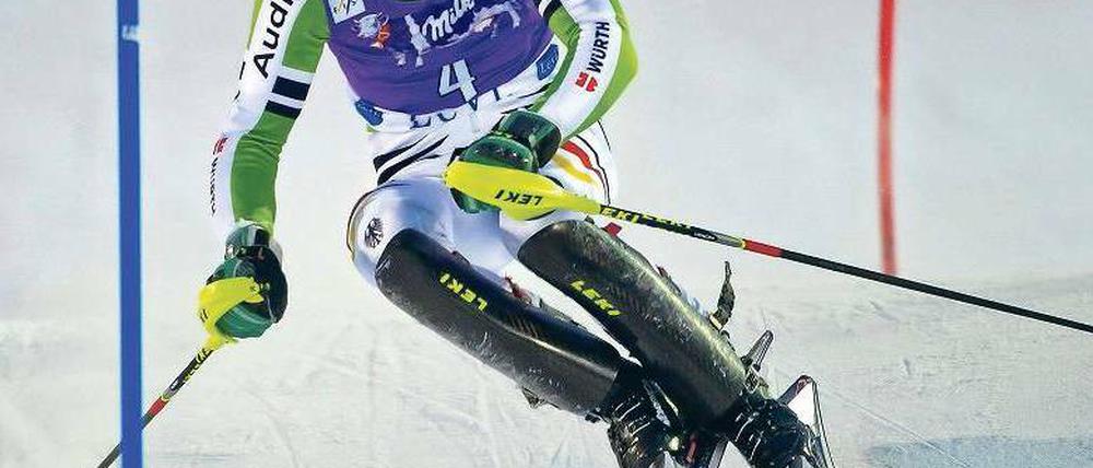 Instabile Seitenlage. Felix Neureuther rettete sich in Levi durch einen Salto zwar vor dem Ausscheiden, dafür rutschte er von Rang zwei auf Platz 27 zurück. Foto: dpa